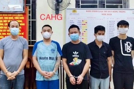 Các đối tượng bị tạm giữ hình sự trong đường dây cá độ bóng đá tại Hà Giang. (Ảnh Công an Hà Giang)