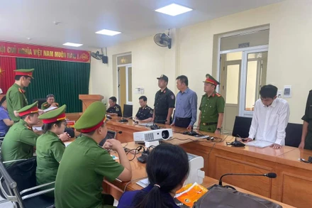 Cơ quan Cảnh sát điều tra đọc lệnh khởi tố, bắt tạm giam hai cán bộ Chi cục Hải quan cửa khẩu Xín Mần.