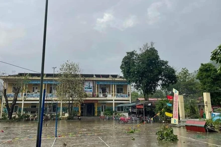 Trường Phổ thông Dân tộc Bán trú Tiểu học xã Du Già, huyện Yên Minh bị hư hỏng do dông lốc.
