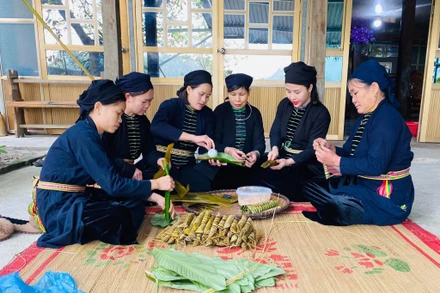 Người Tày, thôn Thanh Sơn, xã Thanh Thủy huyện Vị Xuyên, Hà Giang gói bánh tro.