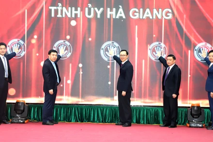 Các đồng chí lãnh đạo tỉnh Hà Giang ấn nút phát động cuộc thi.