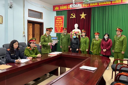 Cơ quan điều tra công bố quyết định khởi tố bị can, lệnh bắt bị can để tạm giam đối với Phạm Thị Kim Dung và Hoàng Thị Phượng.