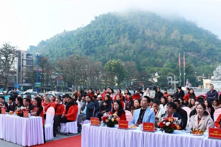 Hà Giang tổ chức lễ đón những vị khách du lịch đầu tiên năm 2025.