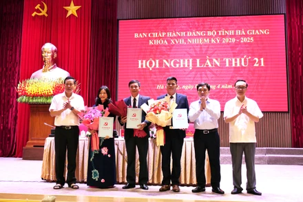 Các đồng chí lãnh đạo tỉnh Hà Giang tặng hoa chúc mừng các đồng chí được chuẩn y tham gia Ban Thường vụ, Ban Chấp hành Đảng bộ tỉnh Hà Giang.