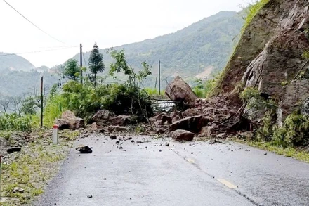 Một số tuyến quốc lộ, tỉnh lộ tại Hà Giang bị sạt lở tả-luy dương, gây ách tắc giao thông cục bộ.