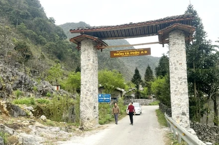 Cổng chào vào thôn Tả Phìn 1, xã Tả Phìn, huyện Đồng Văn.