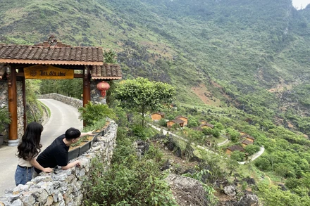 Du khách tham quan khu nghỉ dưỡng H'Mông Village, huyện Quản Bạ (Hà Giang).