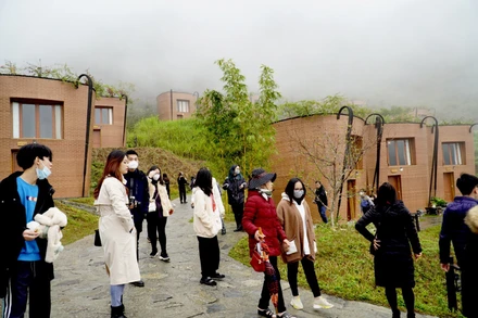 Du khách thích thú ngắm những ngôi nhà hình quẩy tấu tại Khu nghỉ dưỡng H'Mông Village.