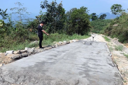 Khắc phục, tu sửa tuyến đường bê-tông xuống cấp sau gần một năm sử dụng.