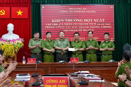 Lãnh đạo Công an tỉnh Hà Giang thưởng nóng cho các lực lượng triệt phá chuyên án ma túy.