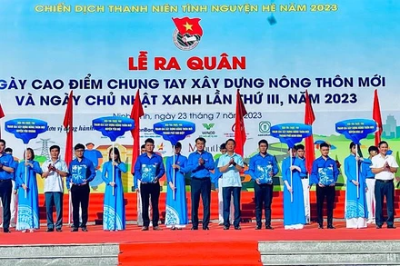 Ra mắt đội hình Trí thức trẻ tình nguyện tham gia xây dựng nông thôn mới. (Ảnh: XUÂN TRƯỜNG)