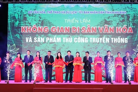 Các đại biểu cắt băng khai mạc Triển lãm “Không gian Di sản văn hóa và sản phẩm thủ công truyền thống”. (Ảnh: XUÂN TRƯỜNG)
