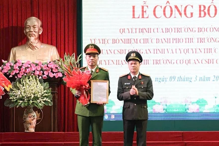Đại tá Nguyễn Hữu Mạnh, Giám đốc Công an tỉnh Nam Định trao quyết định của Bộ trưởng Công an bổ nhiệm Thượng tá Nguyễn Đức Tiến giữ chức danh Phó Thủ trưởng thường trực Cơ quan Cảnh sát điều tra Công an tỉnh Nam Định.