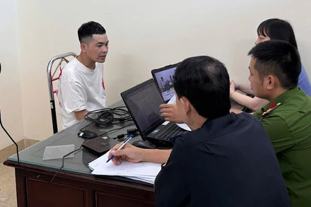 Cơ quan chức năng lấy lời khai của đối tượng Nguyễn Văn Tiến. (Ảnh: Công an Nam Định)