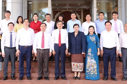Đồng chí Vi-La-Vone Phăn-Tha-Vông, Ủy viên Thường trực, Phó Trưởng Ban Tuyên huấn Trung ương Đảng Nhân dân Cách mạng Lào và Đoàn đại biểu Tạp chí A-lun-may, cùng các đồng chí lãnh đạo tỉnh Ninh Bình. (Ảnh: ĐỨC LAM)