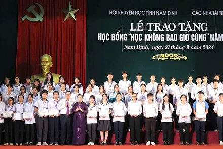 Lãnh đạo tỉnh Nam Định, Trung ương Hội Khuyến học Việt Nam trao học bổng cho các học sinh tại buổi lễ.