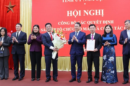 Đồng chí Bí thư Tỉnh ủy Nam Định Đặng Khánh Toàn trao quyết định thành lập Đảng bộ Ủy ban nhân dân tỉnh Nam Định.