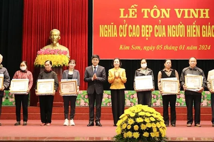 Khen thưởng, tri ân các tập thể, cá nhân có thành tích trong vận động, hiến giác mạc tại chương trình tôn vinh. (Ảnh: XUÂN TRƯỜNG)