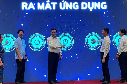 Các đại biểu bấm nút ra mắt ứng dụng du lịch thông minh “NinhBinhtourisminfo”. (Ảnh: XUÂN TRƯỜNG)