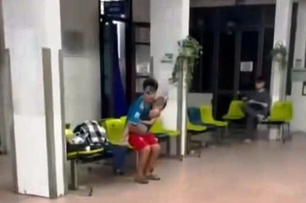 Hình ảnh xuất hiện trong video đăng tải trên mạng xã hội, phản ánh Bệnh viện đa khoa tỉnh Nam Định từ chối cấp cứu cháu bé bị tai nạn giao thông, vì không nộp đủ tiền tạm ứng. (Ảnh cắt từ video).