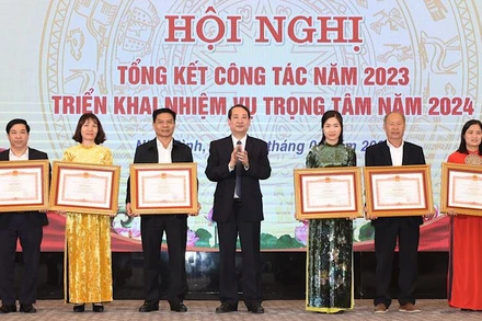 Đồng chí Mai Văn Tuất, Phó Bí thư Thường trực Tỉnh ủy, Chủ tịch Hội đồng nhân dân tỉnh Ninh Bình trao bằng khen cho các tập thể, cá nhân có thành tích xuất sắc trong công tác Tuyên giáo. (Ảnh: XUÂN TRƯỜNG)