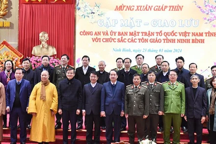 Các đại biểu dự buổi gặp mặt, giao lưu với chức sắc các tôn giáo trên địa bàn tỉnh Ninh Bình. (Ảnh: XUÂN TRƯỜNG)