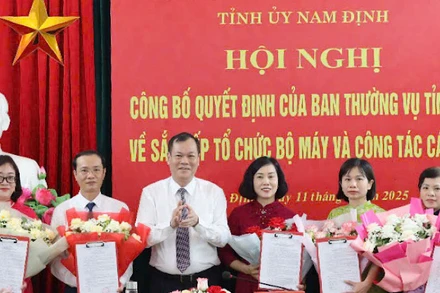 Đồng chí Phó Bí thư Thường trực Tỉnh ủy Nam Định Lê Quốc Chỉnh trao các Quyết định và tặng hoa chúc mừng Ban Biên tập Báo Nam Định. (Ảnh: VIẾT DƯ)