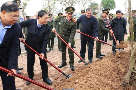 Bộ trưởng Công an Lương Tam Quang và các đại biểu tham gia trồng cây tại lễ phát động. (Ảnh: THÙY DƯƠNG)