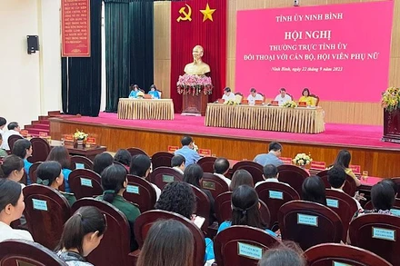 Quang cảnh Hội nghị Thường trực Tỉnh ủy Ninh Bình đối thoại với cán bộ, hội viên phụ nữ. (Ảnh: XUÂN TRƯỜNG)