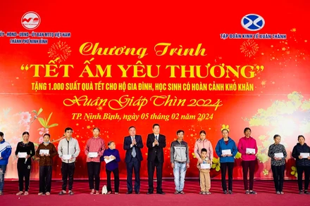 Lãnh đạo thành phố Ninh Bình cùng lãnh đạo Tập đoàn kinh tế Xuân Thành trao tặng các phần quà đến các hộ gia đình, học sinh có hoàn cảnh khó khăn trên địa bàn. (Ảnh: Yến Trinh)