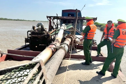 Lực lượng Công an tỉnh Nam Định kiểm tra phương tiện khai thác cát trên địa bàn.