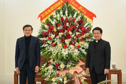 Bí thư Tỉnh ủy Ninh Bình Đoàn Minh Huấn tặng hoa, chúc mừng Giám mục Kiều Công Tùng và các linh mục, chức sắc, đồng bào Công giáo nhân dịp Giáng sinh 2023. (Ảnh: TRƯỜNG GIANG)