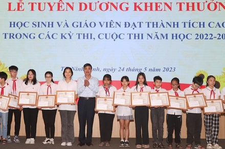 Lãnh đạo thành phố Ninh Bình khen thưởng học sinh giỏi năm học 2022-2023. (Ảnh: MINH QUANG)