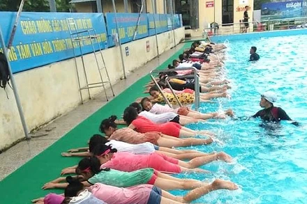 Một lớp dạy bơi cho các em nhỏ ở thành phố Nam Định, tỉnh Nam Định.