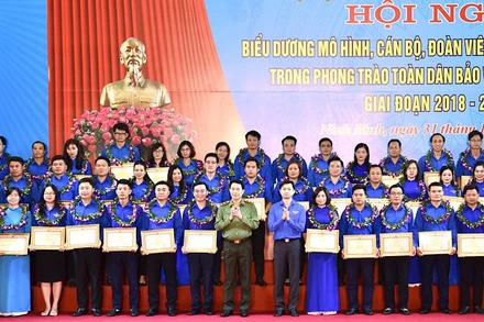 Khen thưởng 62 tập thể, cá nhân các tỉnh phía bắc tiêu biểu trong phong trào toàn dân bảo vệ an ninh Tổ quốc. (Ảnh: XUÂN TRƯỜNG)