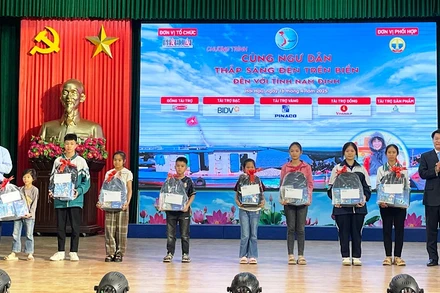 Phó Tổng biên tập Báo Pháp luật Thành phố Hồ Chí Minh và Phó Giám đốc Sở Nông nghiệp và Môi trường Nam Định trao học bổng cho con em ngư dân.