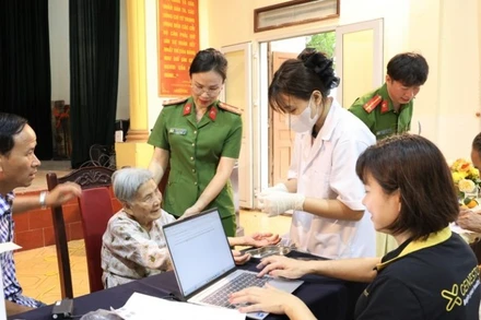 Lấy mẫu ADN cho thân nhân liệt sĩ chưa xác định được danh tính trên địa bàn thành phố Nam Định, tỉnh Nam Định (cũ). (Ảnh: ĐỨC THÔNG)