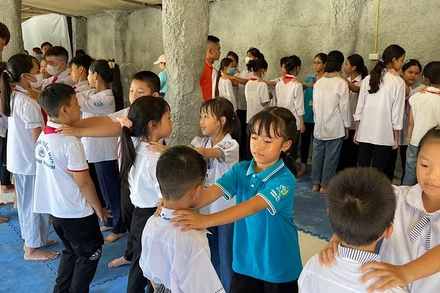 Tham gia Chương trình giáo dục trải nghiệm an toàn, các học sinh được hướng dẫn thực hành kỹ năng tự vệ trước tình huống bạo lực học đường. (Ảnh: XUÂN TRƯỜNG)