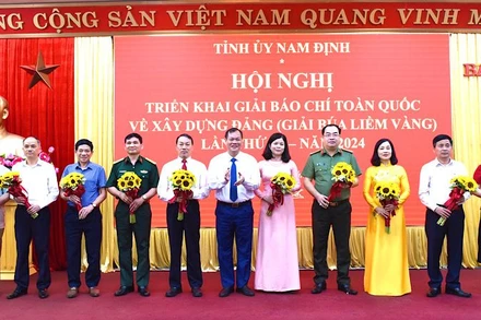 Đồng chí Phó Bí thư Thường trực Tỉnh ủy, Trưởng Ban Chỉ đạo Giải Búa liềm vàng tỉnh Nam Định Lê Quốc Chỉnh tặng hoa, biểu dương các tập thể, cá nhân có thành tích xuất sắc trong công tác triển khai hưởng ứng Giải Búa liềm vàng năm 2023. (Ảnh: XUÂN TRƯỜNG)