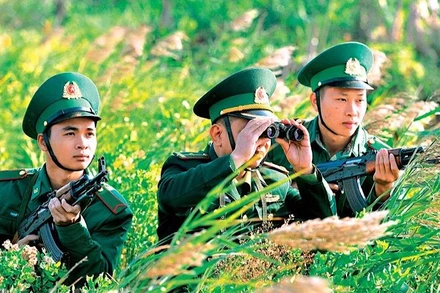 Bộ đội Biên phòng Ninh Bình thực hiện nhiệm vụ trinh sát vùng biên giới biển Kim Sơn. Ảnh: TRƯỜNG GIANG