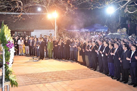 Các đại biểu thành kính dâng hương tại Lễ khai ấn Đền Trần Xuân Ất Tỵ 2025. (Ảnh: XUÂN TRƯỜNG)