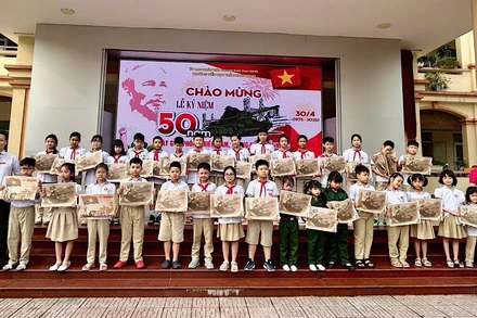 Học sinh Trường Tiểu học Trần Nhân Tông (thành phố Nam Định, tỉnh Nam Định) với ấn phẩm phụ san đặc biệt kỷ niệm 50 năm Ngày Giải phóng miền nam, thống nhất đất nước (30/4/1975-30/4/2025).