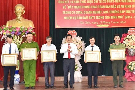 Nhiều tập thể, cá nhân có thành tích tiêu biểu trong phong trào toàn dân bảo vệ an ninh Tổ quốc trong các cơ quan, doanh nghiệp, nhà trường ở tỉnh Nam Định được tuyên dương, khen thưởng.
