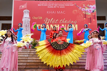 Tiết mục văn nghệ chào mừng khai mạc Chợ Tết "Một thoáng Thành Nam" Xuân Ất Tỵ năm 2025. (Ảnh: XUÂN TRƯỜNG)