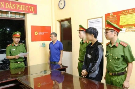 Nam thanh niên N.V.T (áo đen) bị tạm giữ hình sự về hành vi “Gây rối trật tự công cộng”. (Ảnh: Công an tỉnh Nam Định)