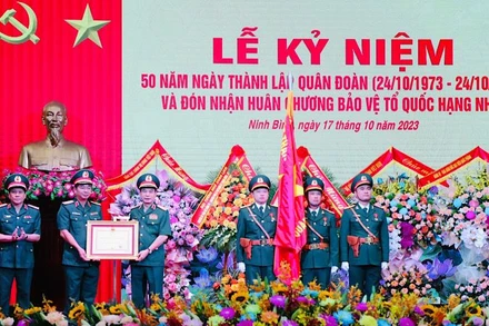 Đại tướng Phan Văn Giang, Ủy viên Bộ Chính trị, Phó Bí thư Quân ủy Trung ương, Bộ trưởng Quốc phòng trao Huân chương Bảo vệ Tổ quốc hạng Nhất tặng Quân đoàn 1. (Ảnh: ĐỨC LAM)