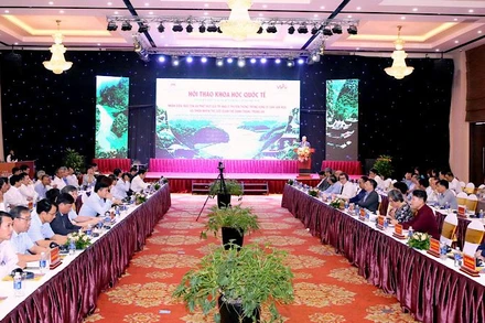 Quang cảnh Hội thảo khoa học quốc tế "Nhận diện, bảo tồn và phát huy giá trị nhà ở truyền thống trong vùng Di sản Văn hóa và Thiên nhiên thế giới Quần thể danh thắng Tràng An". (Ảnh: XUÂN TRƯỜNG)