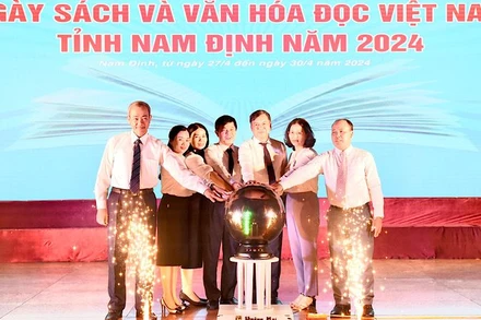 Các đại biểu bấm nút khai mạc Ngày Sách và Văn hóa đọc Việt Nam tỉnh Nam Định năm 2024. (Ảnh: XUÂN TRƯỜNG)