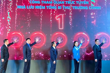 Thực hiện nghi thức Khởi động “Cổng tham quan trực tuyến Nhà lưu niệm Tổng Bí thư Trường Chinh”. (Ảnh: Tỉnh đoàn Nam Định)