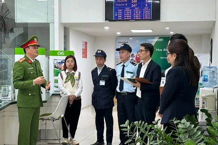 Lực lượng Công an Ninh Bình thường xuyên tổ chức hướng dẫn kỹ năng phòng ngừa tội phạm liên quan đến hệ thống ngân hàng. (Ảnh: XUÂN TRƯỜNG)